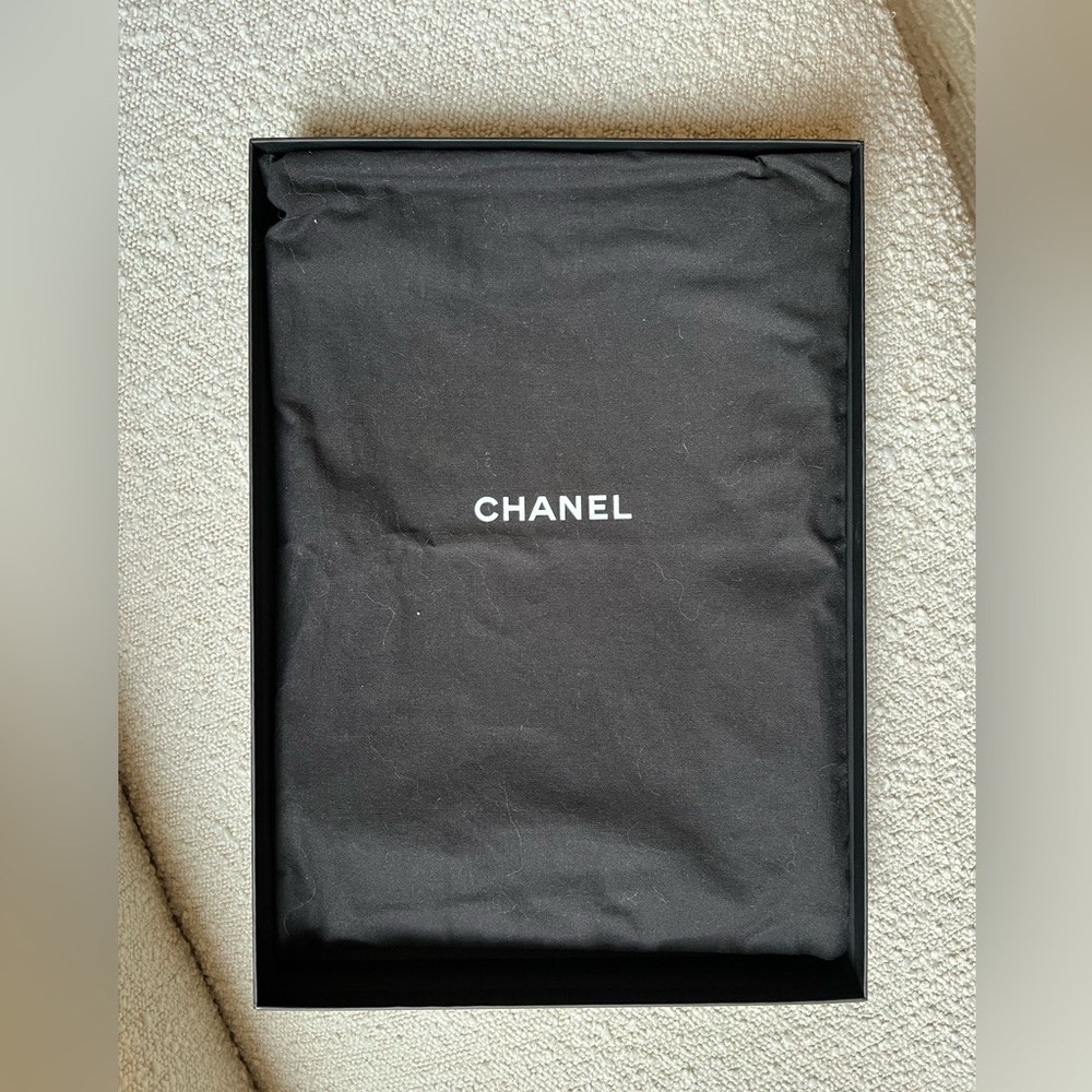 Authentic Large Quilted Chanel O-case with Tassel in Dark Red - Picture 6 of 9